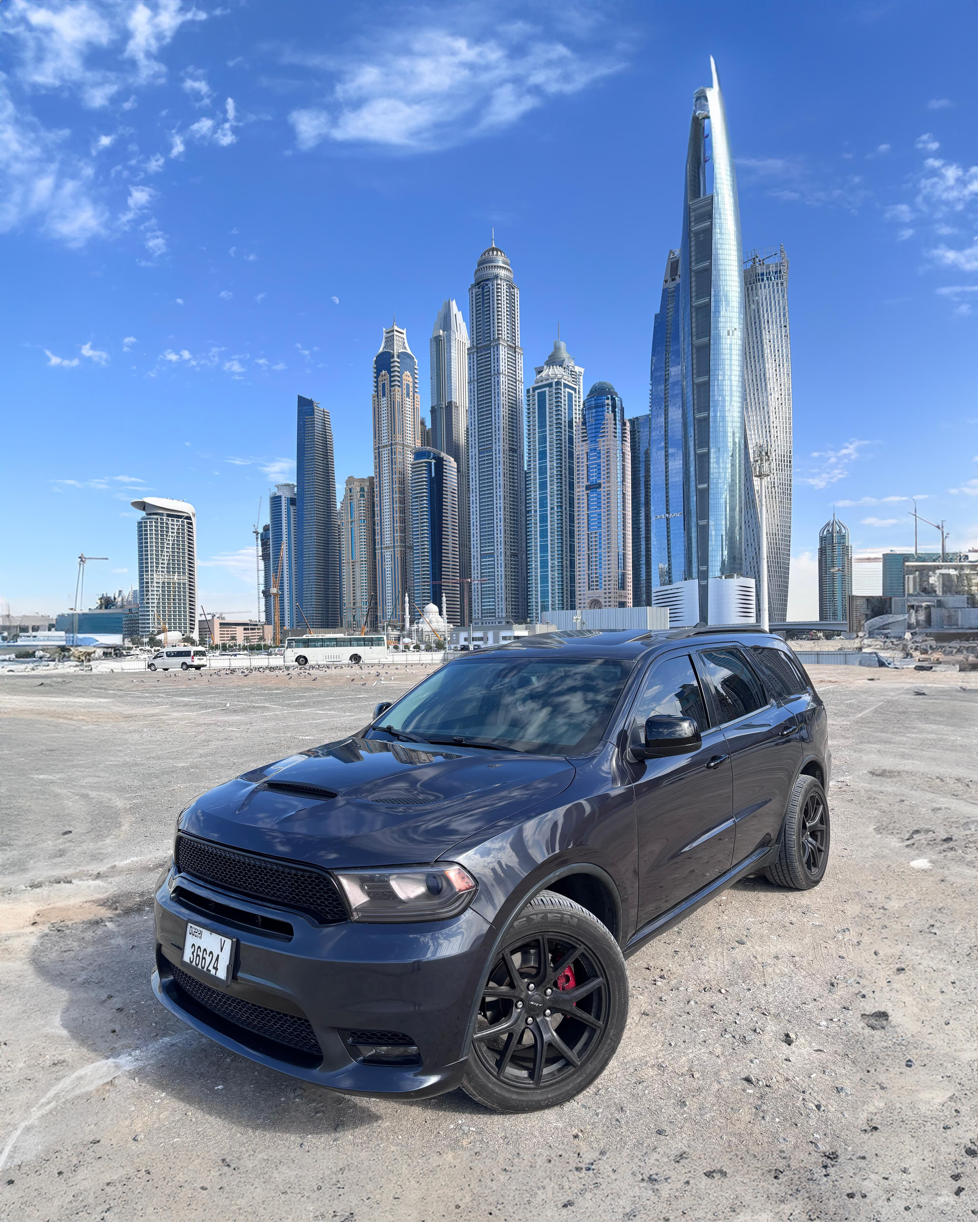 A Dubai Másképp sötétkék Dodge Durango GT-je Dubaj felhőkarcolói előtt